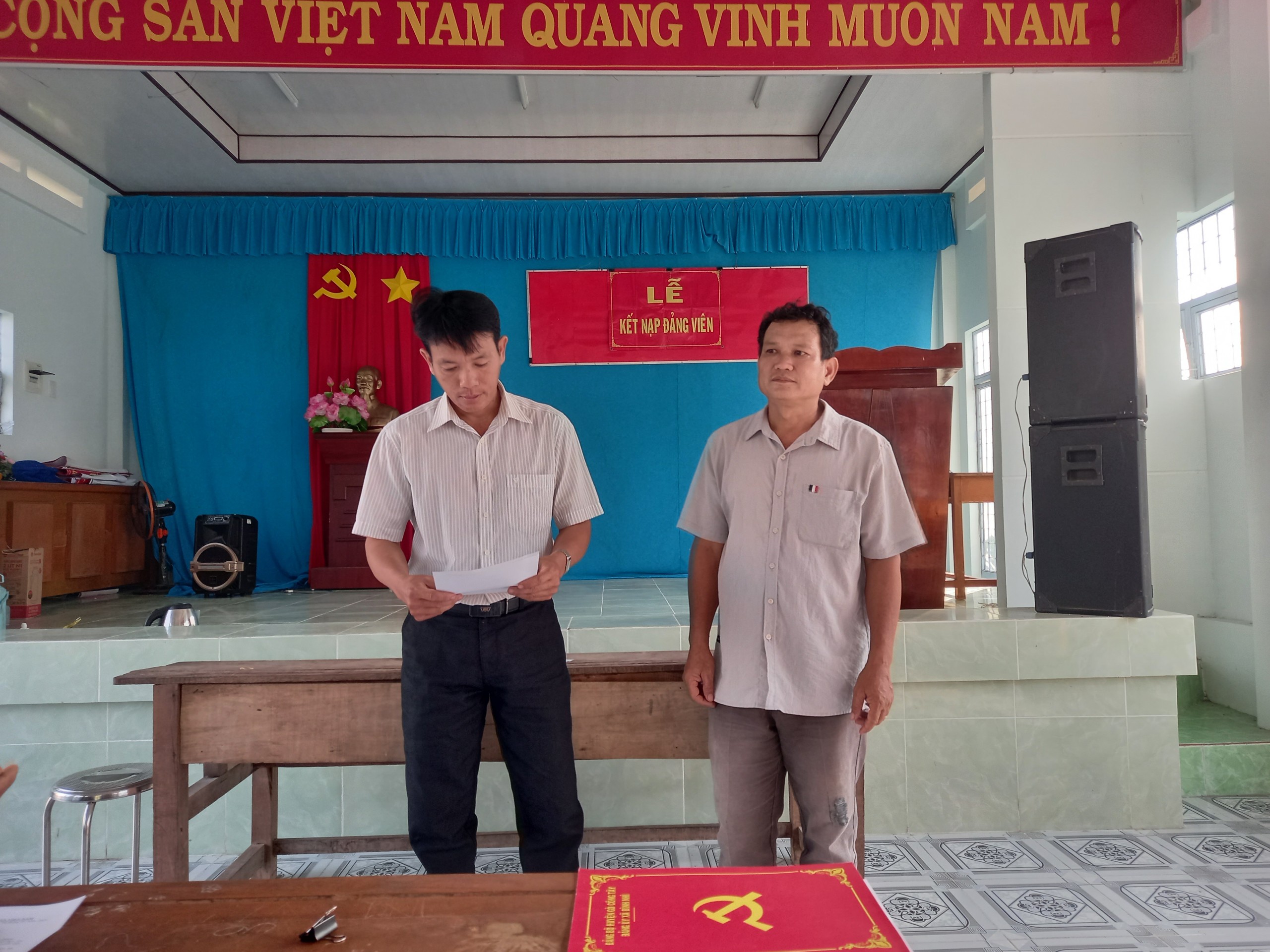 Ấp Bình Hoà Đông, xã Bình Nhì tổ chức lễ kết nạp đảng viên mới năm 2024